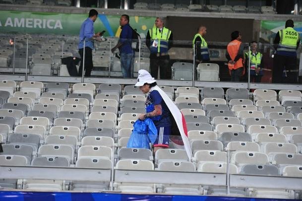 Depois do empate entre Japo e Equador, por 1 a 1, pela Copa Amrica, um torcedor japons deu um bom exemplo aos brasileiros. Com pacincia, ele recolheu lixo em vrios pontos do setor em que se encontrava no Mineiro. Na Copa de 2014, no Brasil, os nipnicos j haviam mostrado civilidade ao mundo ao limpar arquibancadas e vestirios dos estdios.