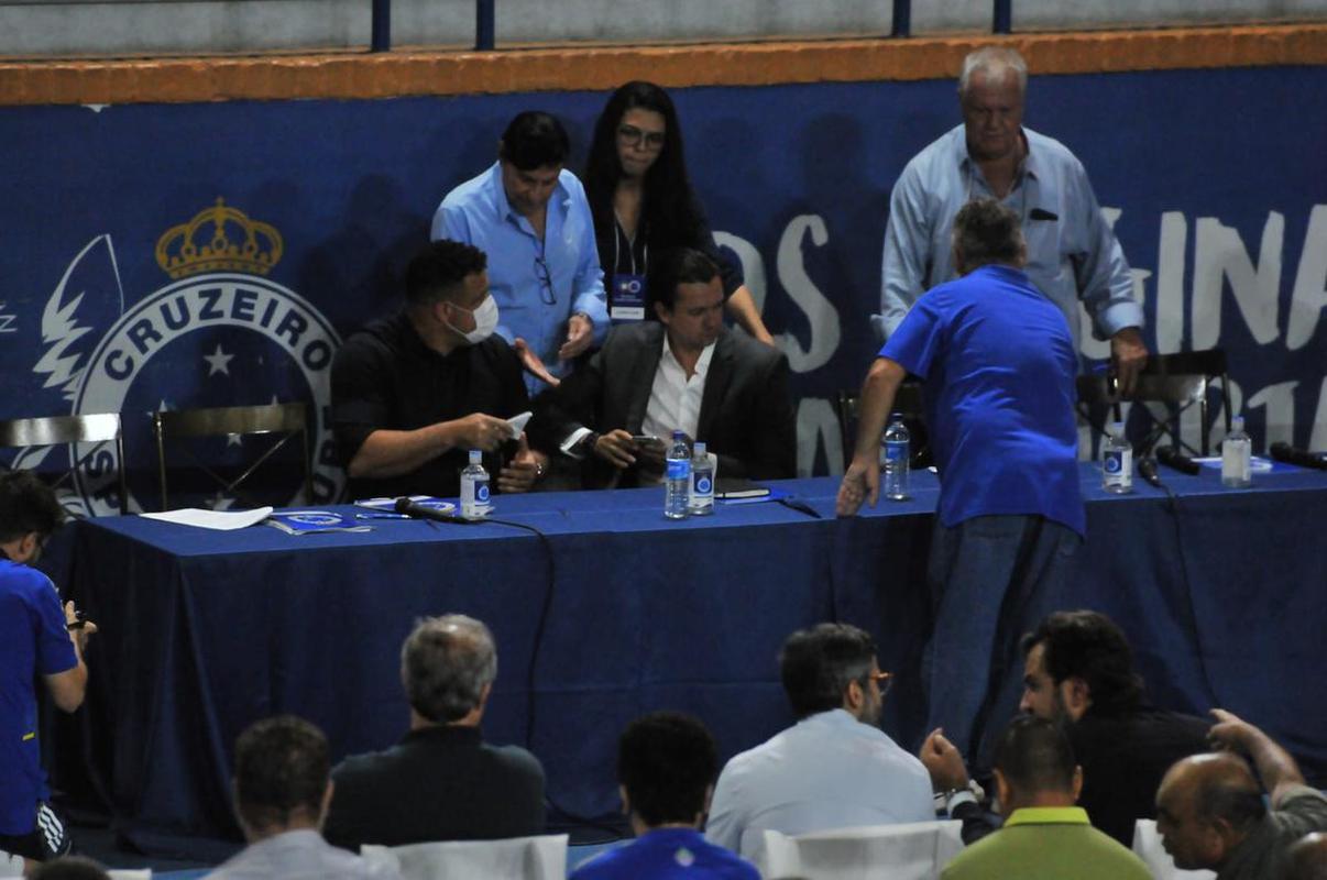 Fotos da Reunião Extraordinária para votação da venda da SAF a Ronaldo. Fenômeno compareceu ao Parque Esportivo do Barro Preto e foi muito assediado por conselheiros do clube