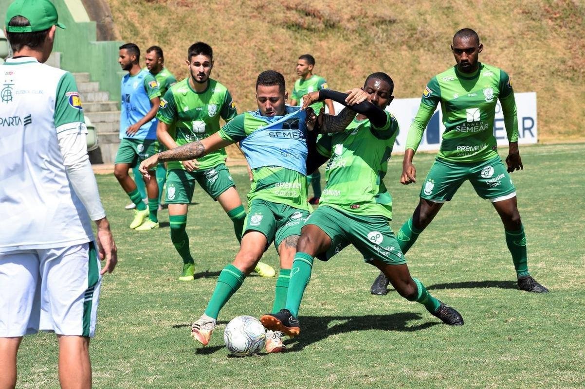 O Amrica segue com treinos preparatrios para a disputa do Campeonato Mineiro 2021. Comandados pelo auxiliar tcnico Mrcio Hahn, jogadores da base americana - e tambm os que tiveram menos oportunidades na temporada 2020 - realizam atividades voltadas ao Estadual.