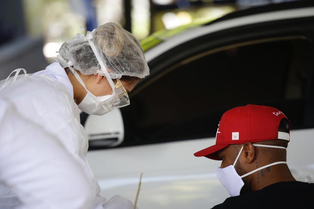 Iniciando o processo de retorno às atividades, o Sport realiza na manhã desta quinta-feira, na Ilha do Retiro. a testagem em todo o corpo de profissionais que terão acesso ao CT. Serão 93 exames da Covid-19 para jogadores, comissão técnica, funcionários e staff.