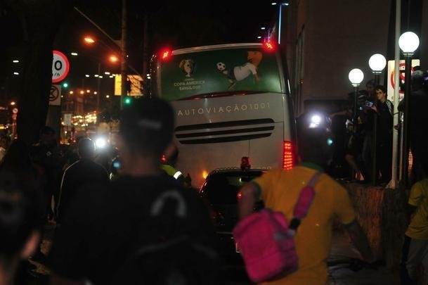 Seleo Brasileira deixou hotel Ouro Minas na noite desta quarta-feira e se despediu de Belo Horizonte, onde venceu a Argentina por 2 a 0 na semifinal da Copa Amrica. Reta final de treinos ser na Granja Comary, em Terespolis. Deciso est marcado para domingo, s 17h, no Maracan