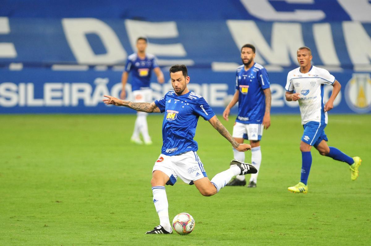 Fotos do jogo entre Cruzeiro e Ava, no Mineiro, pela 11 rodada da Srie B do Brasileiro