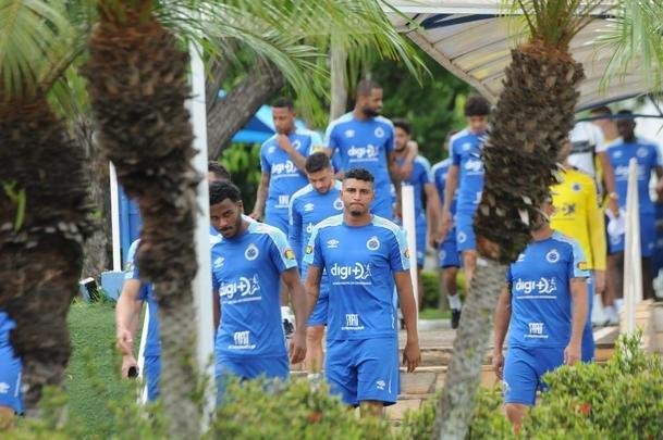 Fotos da apresentao de Adilson Batista como novo tcnico do Cruzeiro. Tcnico teve reunio com jogadores na Toca da Raposa II, falou com a imprensa e depois comandou seu primeiro treino