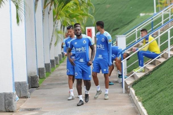 Fotos da apresentao de Adilson Batista como novo tcnico do Cruzeiro. Tcnico teve reunio com jogadores na Toca da Raposa II, falou com a imprensa e depois comandou seu primeiro treino