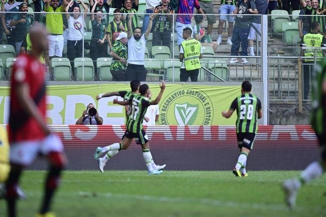 As fotos do duelo decisivo entre Amrica e Atltico, neste domingo (13/11), no Independncia, em Belo Horizonte. Partida foi vlida pela 38 rodada da Srie A do Campeonato Brasileiro.