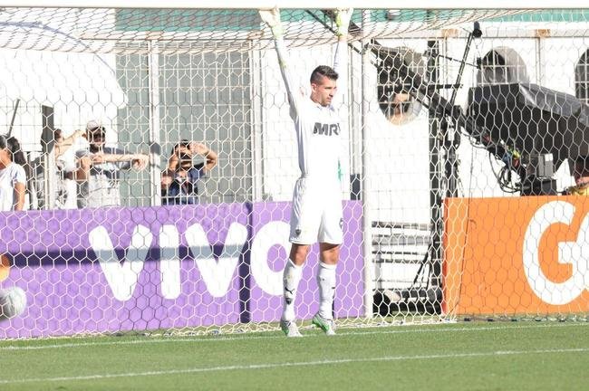 Victor defende p�nalti de Alan Patrick logo no come�o da partida no Independ�ncia