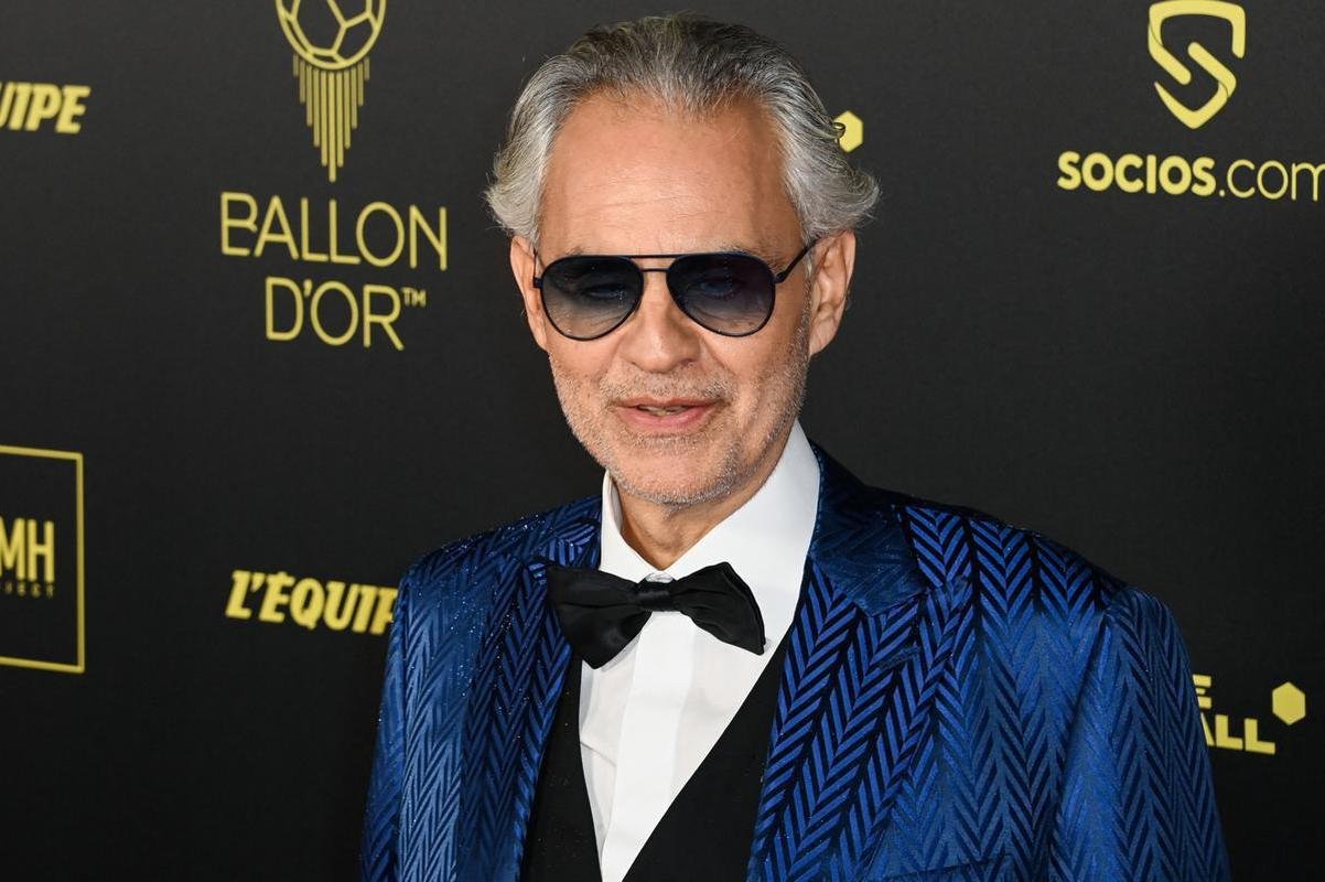 Personalidades do esporte no tapete vermelho do prmio Bola de Ouro, da France Football, no Theatre du Chatelet, em Paris.  Na foto, o tenor italiano Andrea Bocelli 