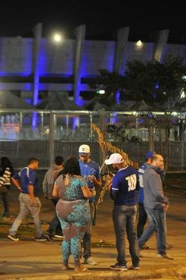 Torcida do Cruzeiro encarou frio e crise de abastecimento para apoiar o time contra o Palmeiras, no Mineiro