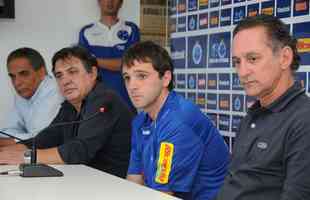 06/07/2010 - Benecy Queiroz (esquerda) na apresentação do meia Montillo, contratado pelo Cruzeiro