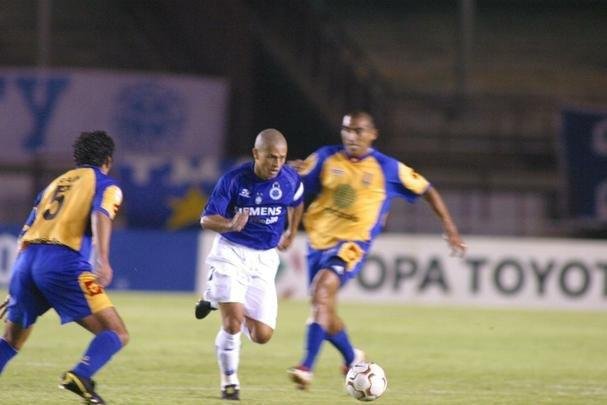 2004 - Copa Libertadores - Cruzeiro foi eliminado nas oitavas de final ao ser derrotado pelo Deportivo Cali. Imagem da partida diante da Universidad Concepción, do Chile, no Mineirão, pela fase de grupos.
