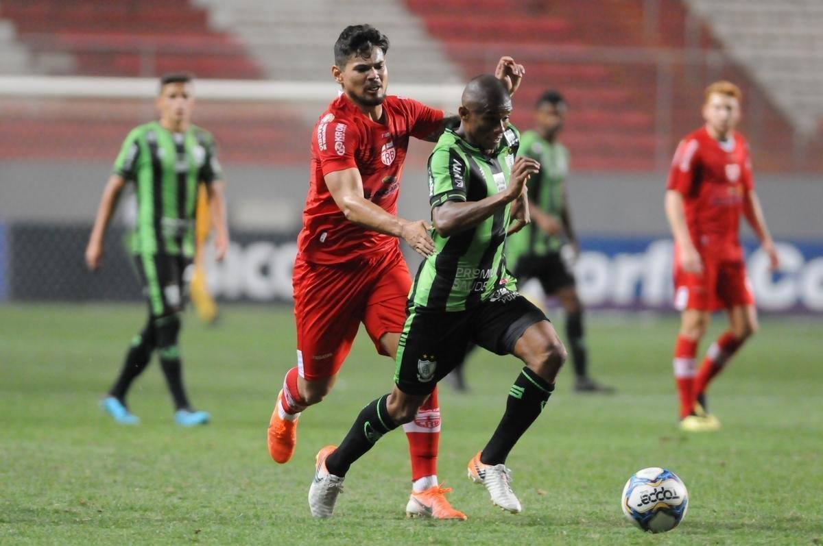 Imagens do duelo entre Amrica e CRB, no Independncia, pela 26 rodada da Srie B