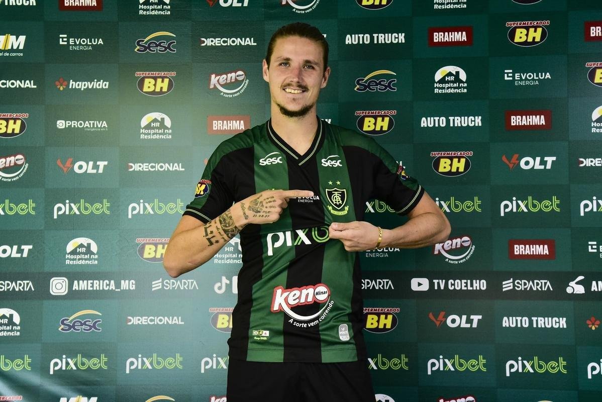 Zagueiro Iago Maidana, um dos nove refor�os do Am�rica para 2022, durante sua apresenta��o no CT Lanna Drumond, nesta quinta-feira (20)