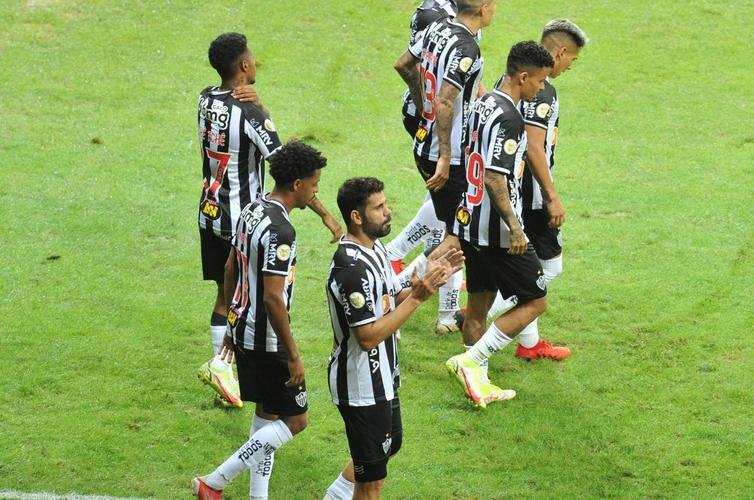Fotos do gol de Diego Costa, de cabea, sobre o Sport. Foi primeiro gol do Atltico na vitria por 3 a 0 pela 21 rodada do Brasileiro