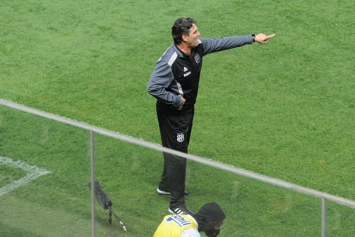 Fotos do duelo entre Amrica e Ponte Preta, no Independncia, em Belo Horizonte, em jogo de volta da quarta fase da Copa do Brasil