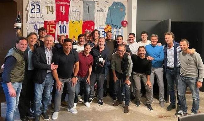 Jantar de Ronaldo em Madri com tcnico Carlo Ancelotti, campeo espanhol pelo Real Madrid, e famosos, como Figo, Hierro e Nadal