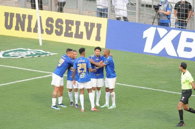 Cruzeiro goleou URT por 3 a 0 no Independncia com gols de Thiago, Machado e Edu em sua estreia no Mineiro. Ronaldo, dono da SAF, assistiu  partida no Horto. Duelo marcou estreia do tcnico uruguaio Paulo Pezzolano