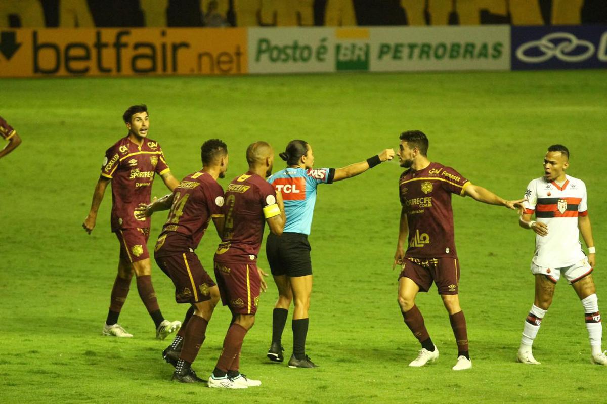 Equipes se enfrentaram no fechamento da rodada nesta segunda-feira na Ilha do Retiro