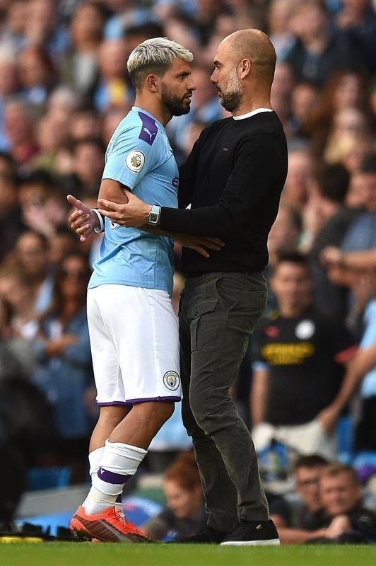 Momento em que Sergio Agero  substutdo por Gabriel Jesus e discute com Pep Guardiola