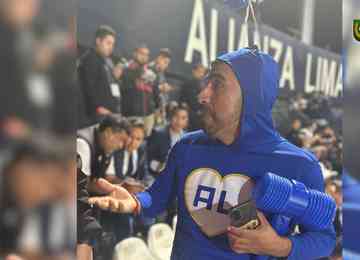Personagem faz sucesso nas arquibancadas do Estádio Alejandro Villanueva, em Lima, no Peru