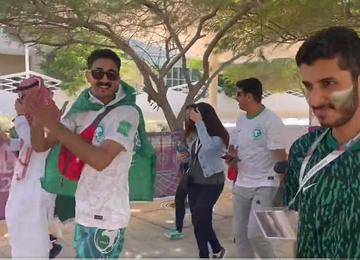 Torcedores da Arábia Saudita, país sob governo ditatorial, recordaram triunfo histórico sobre argentinos na Copa do Mundo de forma no mínimo controversa