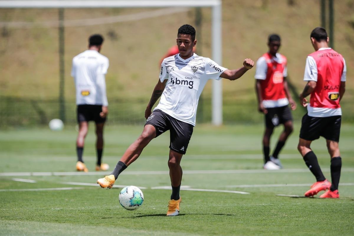 Aps polmica balada, Dylan e Marrony participam normalmente do treino na Cidade do Galo