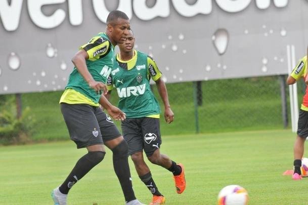 Na Cidade do Galo, atletas foram comandados por Diego Aguirre em primeiro treino do ano