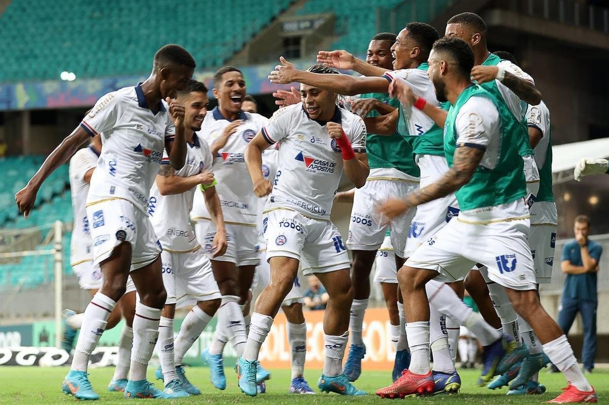Vitor Jacar marcou dois gols e deu a vitria ao Bahia sobre o Cruzeiro, na Fonte Nova, em Salvador, pela primeira rodada da Srie B