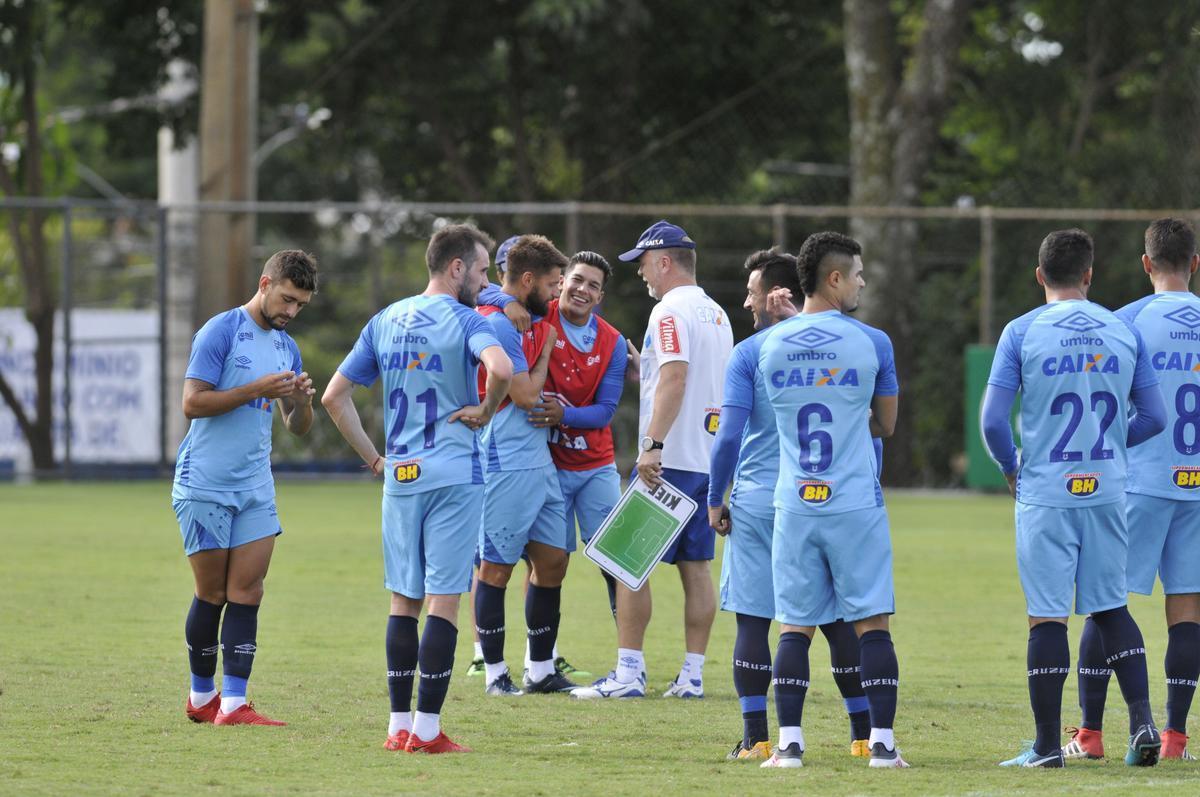 Mano Menezes montou Cruzeiro que deve encarar o Villa Nova no sbado e promoveu trs mudanas em relao ao ltimo jogo: Murilo entrou na vaga de Leo, Egdio no lugar de Marcelo Hermes e Robinho deu lugar a Ariel Cabral