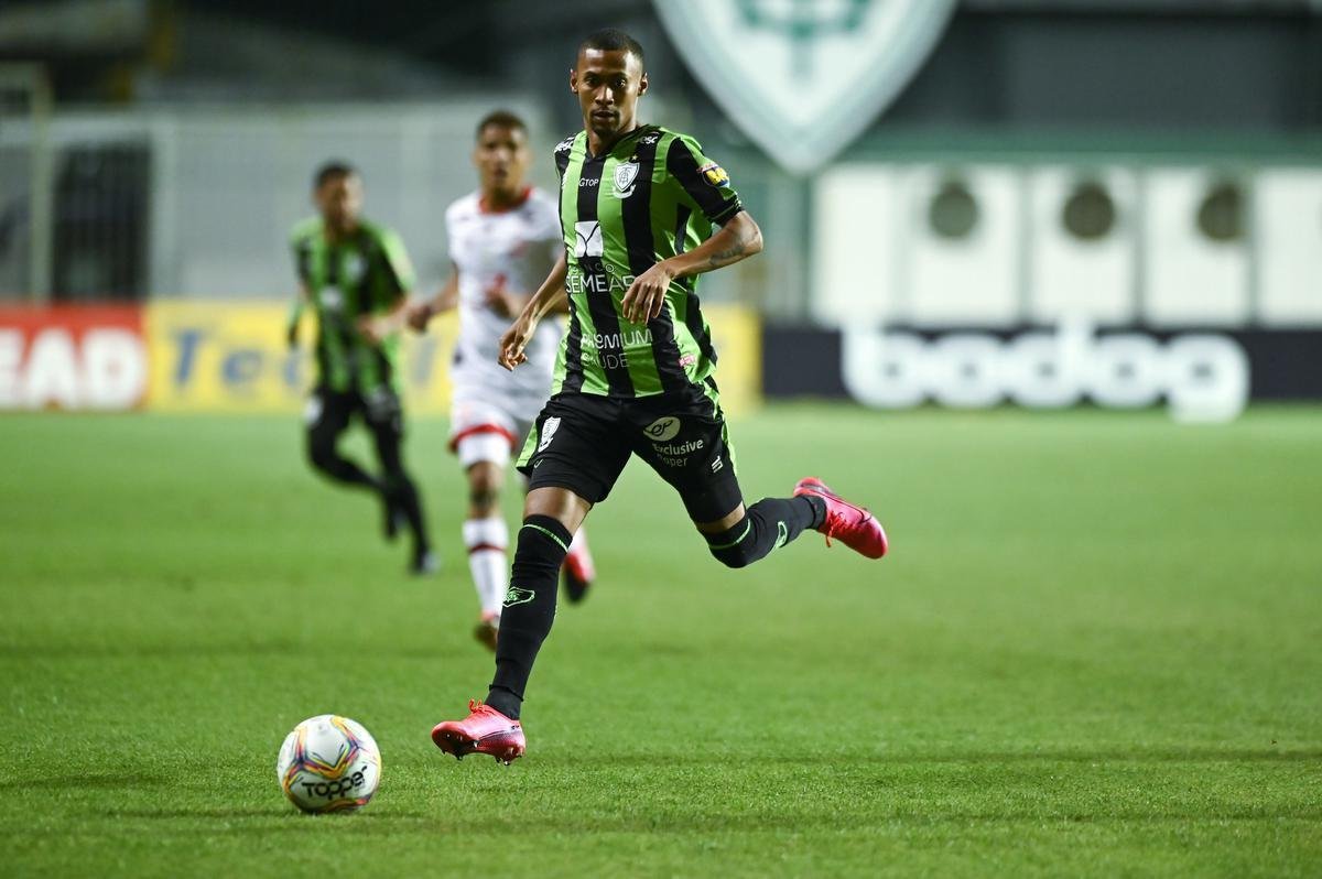 Pela 15ª rodada da Série B, o Náutico visitou o América-MG tentando reagir na tabela e manter a invencibilidade diante do ex-alvirrubro Lisca