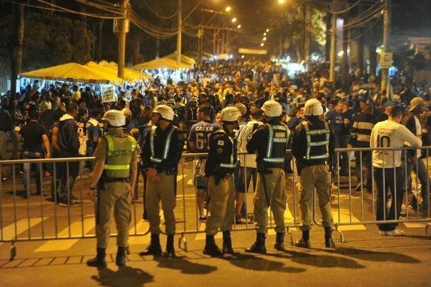 Torcida do Cruzeiro encarou frio e crise de abastecimento para apoiar o time contra o Palmeiras, no Mineiro
