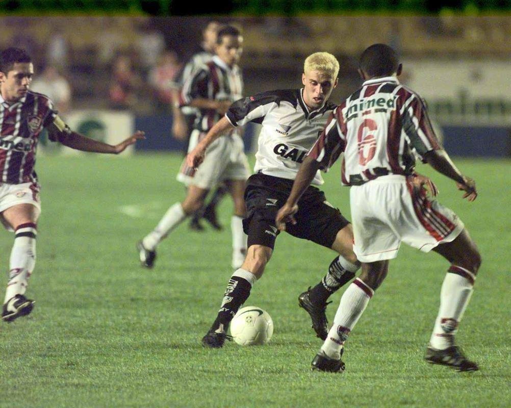 2000 - Tambm nas quartas de final, o Atltico enfrentou o Fluminense. No Maracan, empate por 3 a 3. No Mineiro, empate por 2 a 2 e Galo classificado pelo critrio do gol marcado fora de casa.