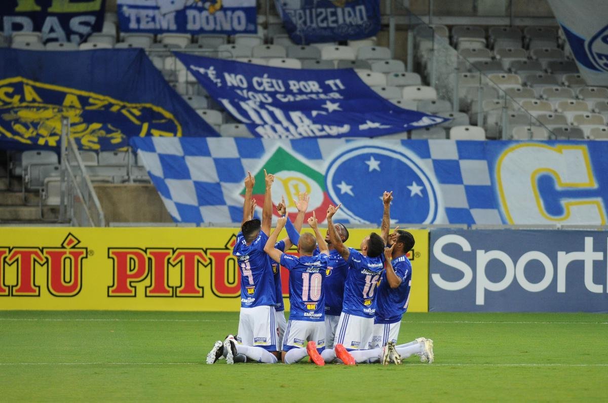 Fotos do jogo entre Cruzeiro e Paran Clube, no Mineiro, em Belo Horizonte, pela 19 rodada da Srie B do Campeonato Brasileiro