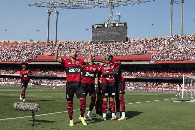 Flamengo massacrou So Paulo em pleno Morumbi e mantm sonho de conquistar o Campeonato Brasileiro, apesar de grande vantagem do Atltico