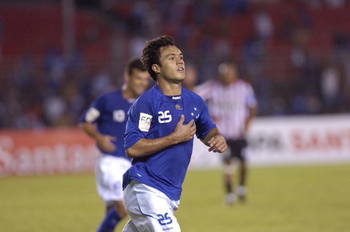 Kleber (atacante) - dois gols e uma expulso. Tudo isso em apenas 13 minutos. Essa foi a estreia de Kleber Gladiador pelo Cruzeiro, em 19 de fevereiro de 2009, contra o Estudiantes-ARG, pela fase de grupos da Copa Libertadores (vitria por 3 a 0). Ele chegou ao clube como parte do pagamento pela ida de Guilherme para o Dinamo de Kiev, da Ucrnia (5 milhes de euros). Conhecido pelo estilo aguerrido e temperamental em campo, o atacante registrou bons nmeros em sua estada na Toca II, at junho de 2010: 38 gols em 59 jogos.