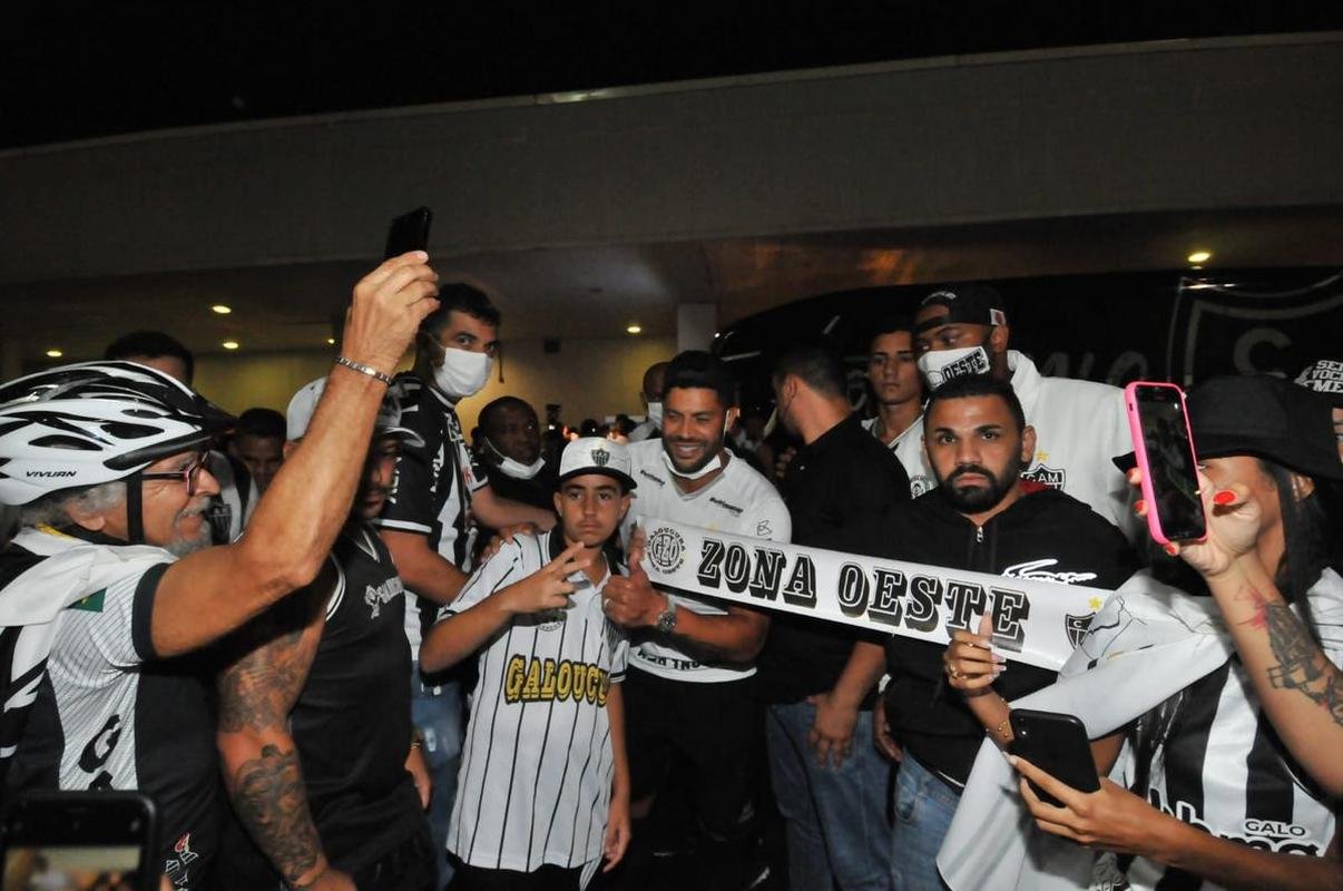Jogadores e comisso tcnica do Atltico foram recepcionados por dezenas de torcedores no Aeroporto Internacional de BH, em Confins, aps o ttulo da Supercopa sobre o Flamengo, em Cuiab. Hulk foi um dos jogadores mais assediados pelos atleticanos.