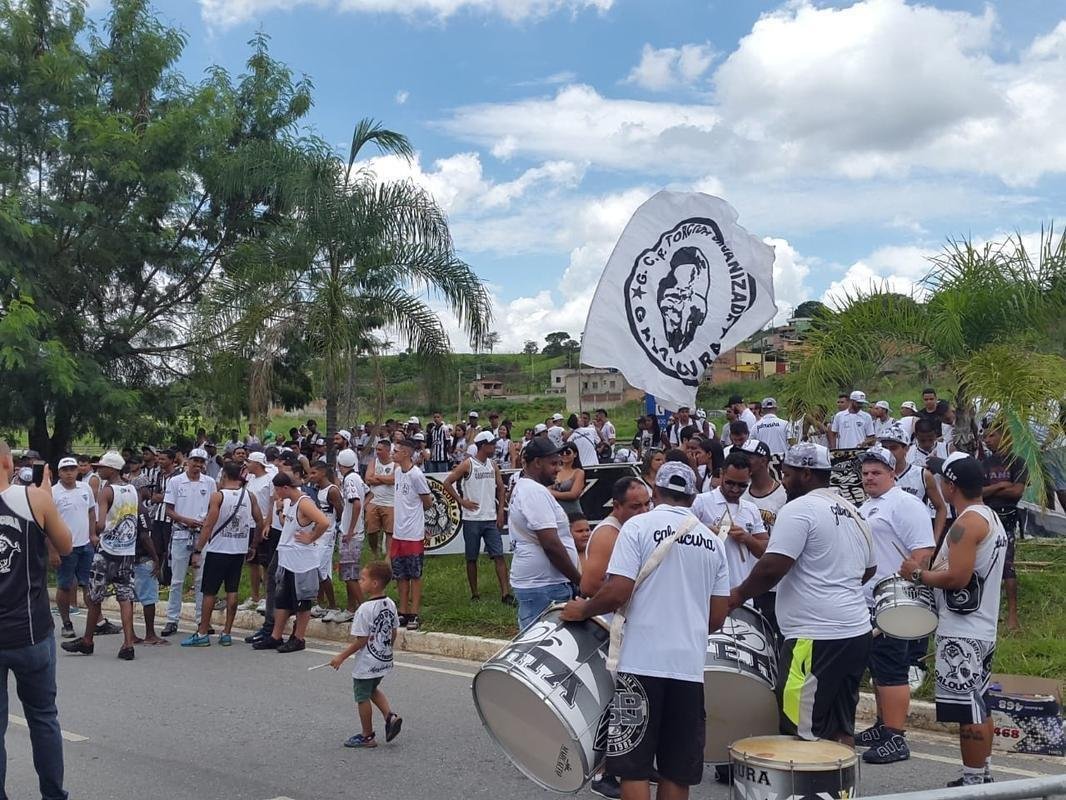 Torcedores pediram mudanas na gesto de futebol do Galo e cobraram o elenco alvinegro