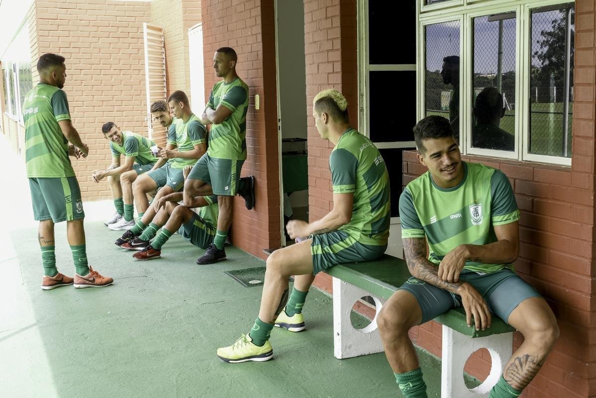 O Amrica se reapresentou nesta quinta-feira para a prxima temporada. Alm de j contar com os reforos, o Coelho mostrou o novo uniforme de treino, da Sparta, marca-prpria do clube