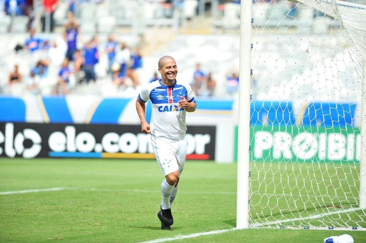 Cruzeiro: time campeo da Trplice Coroa de 2003 venceu equipe de masters por 2 a 1, neste domingo, em jogo festivo realizado no Mineiro