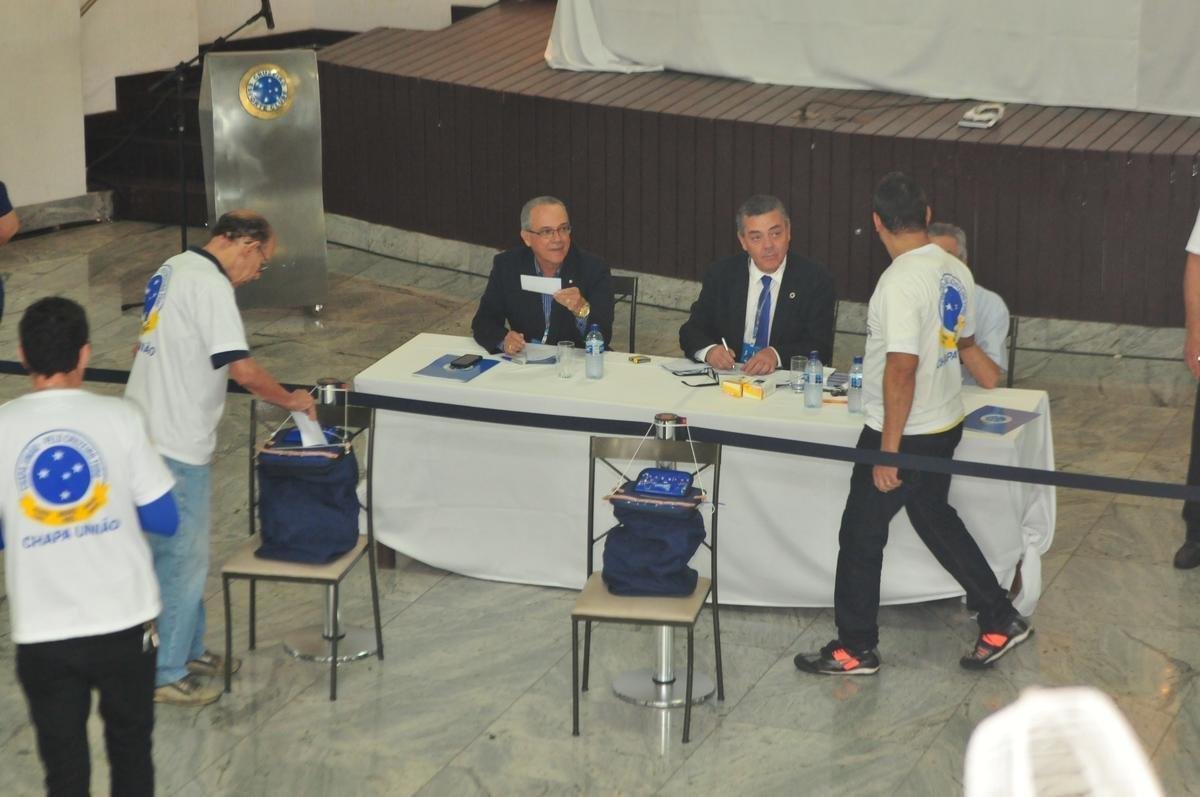 Fotos da eleio presidencial no Cruzeiro. Parque esportivo do Barro Preto, em BH, esteve lotado durante tarde e noite desta segunda-feira