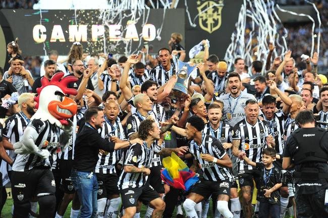 Atltico ergue a taa de campeo brasileiro e d a volta olmpica diante da torcida alvinegra, no Mineiro