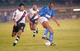 1998 - Mais uma vez, Cruzeiro e Vasco se enfrentaram na Copa do Brasil. Em 1998, o encontro foi na semifinal. No Mineirão, a Raposa venceu por 2 a 0. No Maracanã, empate sem gols e time mineiro na final (acabou derrotado pelo Palmeiras). A foto é do confronto entre os times na Copa Libertadores do mesmo ano.