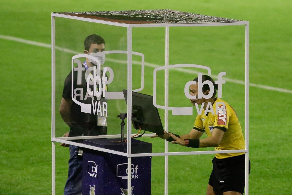 Sport estreou com clássico regional na série A e bateu o Ceará por 3 a 2, com dois gols de Elton e um de Jonatan Gomez, na Ilha do Retiro, sem público.