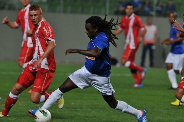 Sua estreia foi contra o Nutico, no Estdio dos Aflitos, pela segunda rodada do Brasileiro. O jogo terminou empatado sem gols. A foto acima  do reencontro entre as equipes, dia 02/09/2012, no Independncia. O Cruzeiro levou a melhor sobre o Timbu, pela 21 rodada, e venceu por 3 a 0. 
