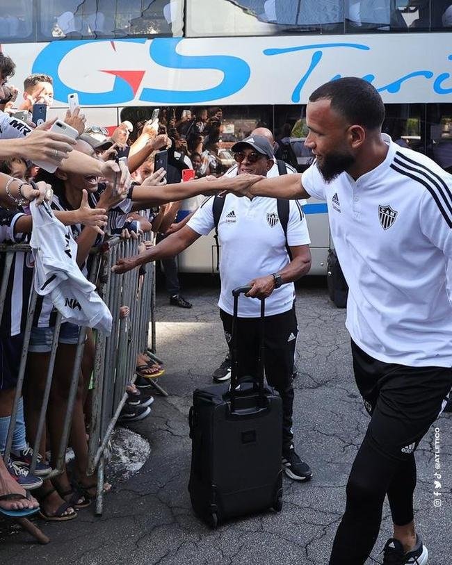Torcedores recepcionam jogadores do Atltico em Ipatinga