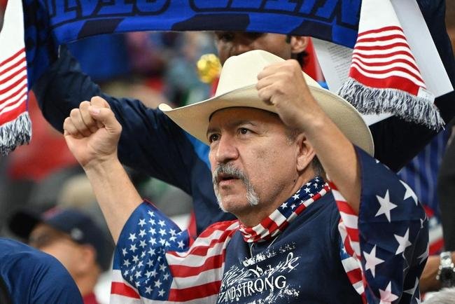 Torcedores de Inglaterra e Estados Unidos no jogo pelo Grupo B da Copa do Mundo