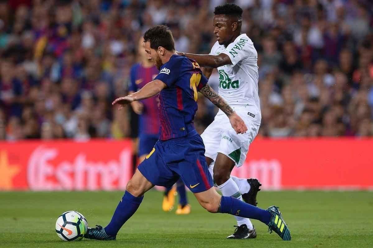 Duelo no Camp Nou marca o retorno do lateral Alan Ruschel aos gramados aps o acidente com o avio da Chape, em novembro de 2016