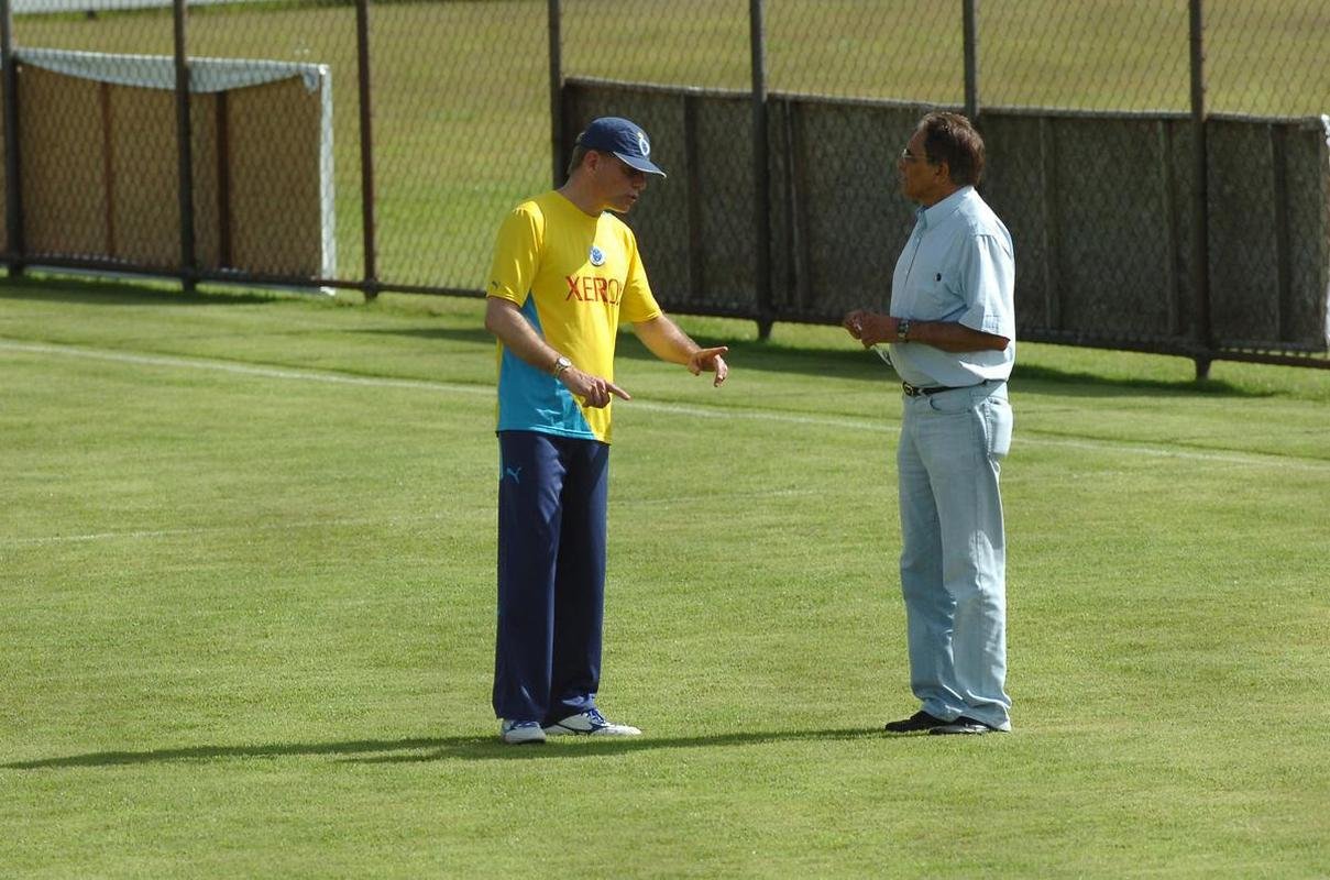 19/01/2007 - Benecy Queiroz (direita) em conversa com o tncico Paulo Autuori