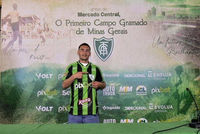 O meia argentino Emmanuel Martinez foi apresentado pelo Am�rica nesta ter�a-feira (16/8), em evento realizado no Mercado Central, em Belo Horizonte. 