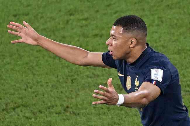 Com gol e assistência, Mbappé é eleito melhor do jogo em virada da França -  Superesportes