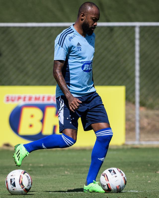 Fotos do treino do Cruzeiro nesta quinta-feira (4), na Toca da Raposa II, em Belo Horizonte. Time celeste enfrentar o Tombense no sbado, s 19h, no Mineiro, pela Srie B.